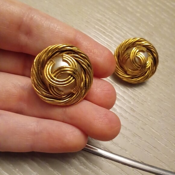 Chanel Vintage Interlocking CC Faux-Pearl Gold Clip On Earrings - Picture 14 of 17